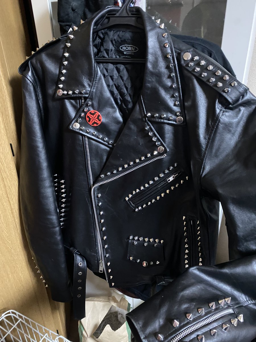 普段着用の鋲ジャンのスタッズを打ち終わる 普段着・・・ 普段着よな