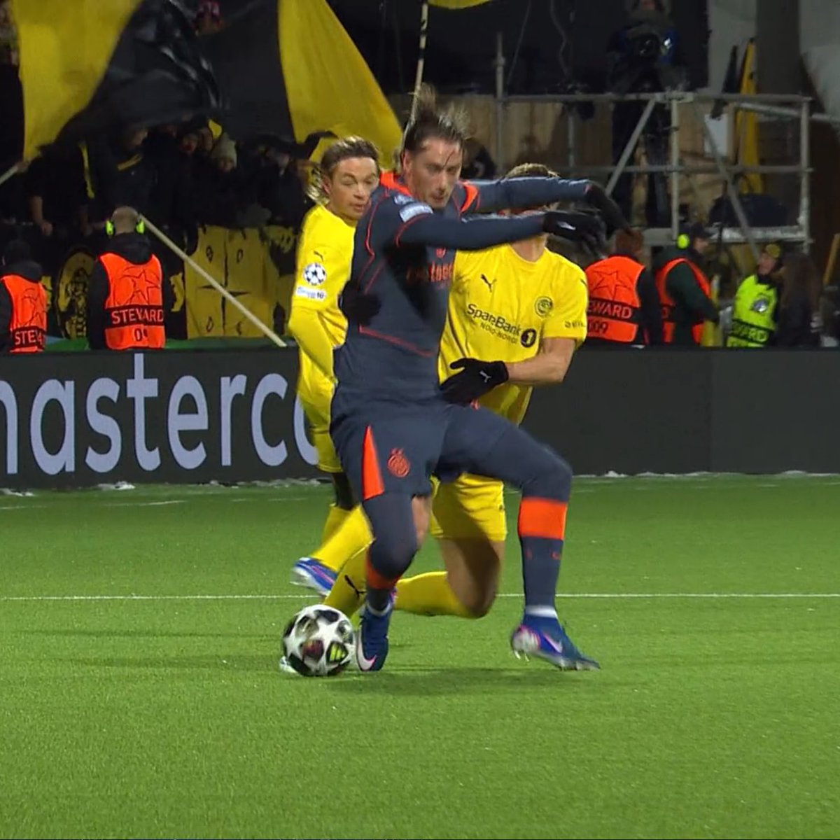 calciomercatoit's tweet image. ‼️Pio #Esposito sbraccia e fa fallo, la stoccata di Massimo #Ambrosini in diretta: "Diciamo che in Italia abbiamo visto stare a terra per molto molto meno...!"😅👀

#BodoInter #Bastoni