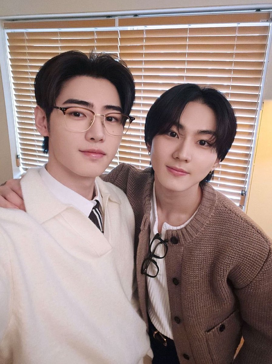 EN7ernally's tweet photo. how did your fellow members react when you told them (about being an olympic torchbearer)?

🐧 i don't exactly remember how the other members reacted, but i remember jungwon, he said, “daebak.” [“awesome.”] he was like, "that's crazy." and he said i hope i have a great time there. we did a video call with jungwon while i was in milan, and he was rooting for me all the time.

MY SUNGWON 😭😭😭