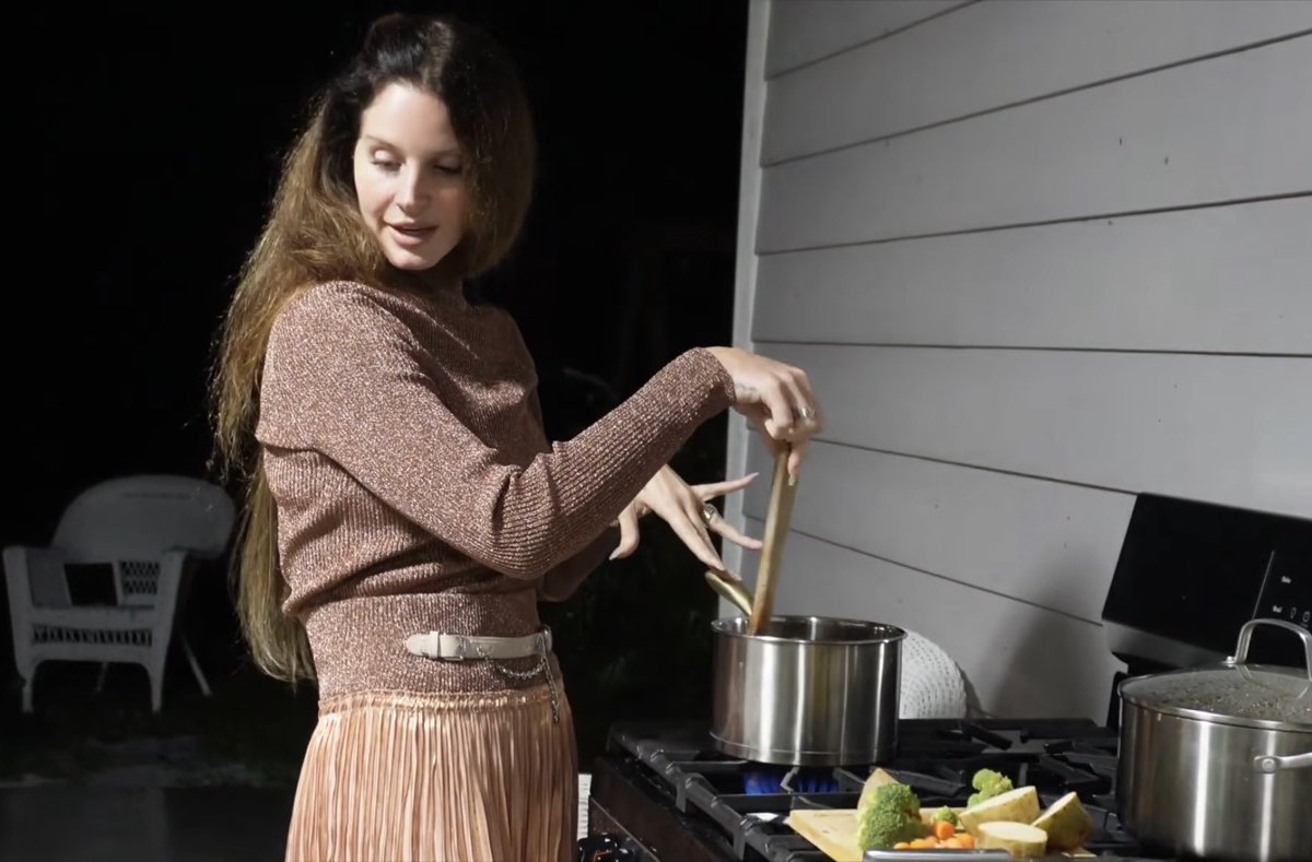 L-O-U-C-A 🚨

Lana Del Rey lança seu primeiro videoclipe de 2026 com tema polêmico: a cantora coloca a cabeça dentro de um forno em referência a Sylvia Plath, que morreu dessa forma. A estética do novo álbum é bruxesca, gótica e sombria. É isso que queremos!