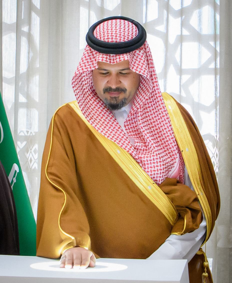 الأمير سلمان بن سلطان أمير منطقة #المدينة_المنورة يدشن حملة "الجود منا وفينا" التي أطلقتها منصة "جود الإسكان" إحدى مبادرات مؤسسة الإسكان التنموي الأهلية "سكن".
 وتهدف الحملة إلى تعزيز المشاركة المجتمعية في دعم الأسر المستحقة من خلال المنصة طيلة شهر رمضان المبارك، وتمكين المجتمع