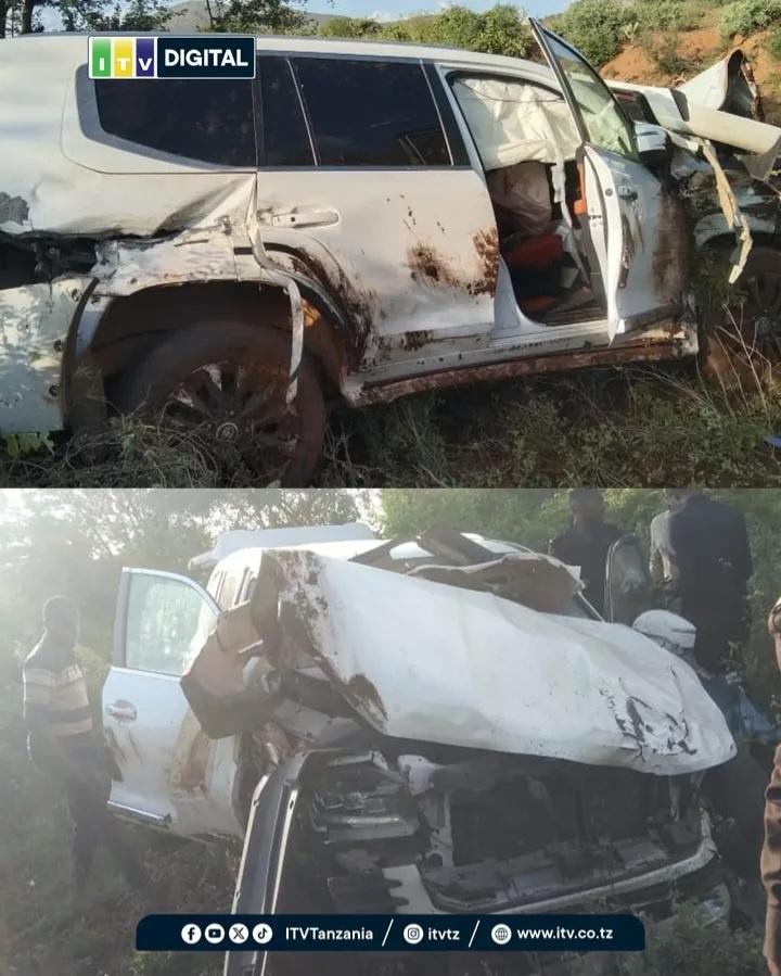 Hii ajali imetokea leo saa 11 jioni na hii gari ya Mbunge wa Moshi Mjini Ibrahim Mohamed Shayo.

Ajali imetokea maeneo ya Kirinjiko, Kwenye hii gari alikuwepo Dereva, Mbunge na katibu wake

Hakuna vifo wala majeruhi, chanzo ni kupasuka Tyre mbele gari ikapoteza mwelekeo

ITV NEWS