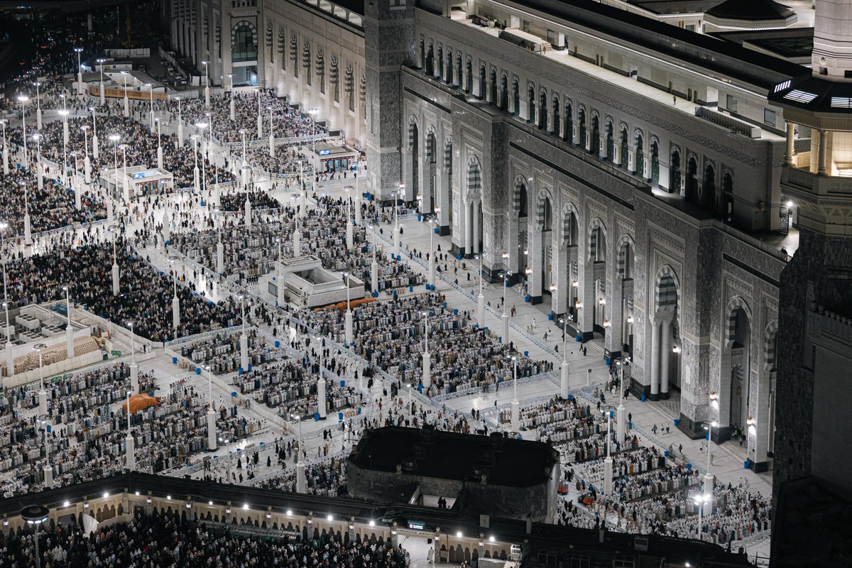 AlharamainSA's tweet photo. جموع المصلين تملأ جنبات #المسجد_الحرام في أول أيام شهر رمضان المبارك 1447هـ https://t.co/o8LYsc0YSX