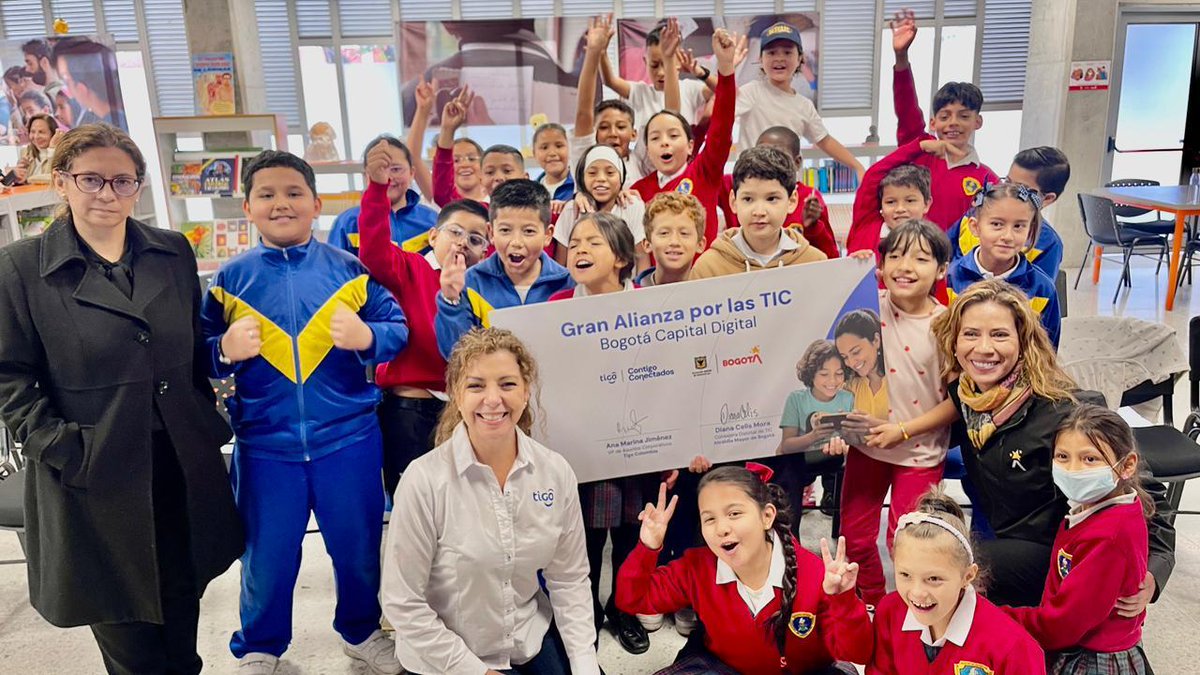 ConsejeriaTIC's tweet photo. ¡Grandes noticias en #BogotáCapitalDigital! 🤩
+12.000 personas se formarán en 2026 en el uso seguro, creativo y responsable de Internet a través de la #GranAlianzaporLasTIC junto a @TIGO_Colombia🌐
¡Porque la transformación digital empieza en la comunidad! #ContigoConectados 📚👩🏫👨💻.