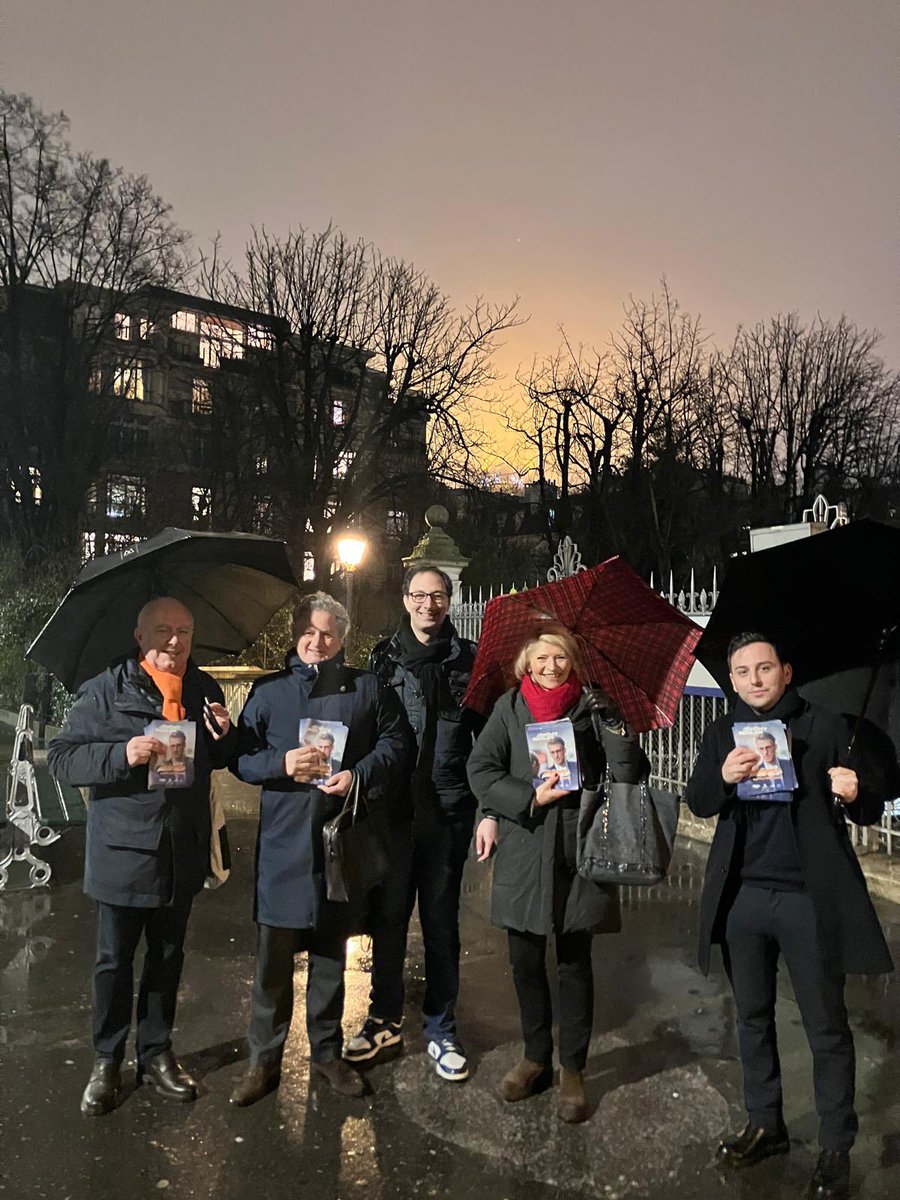 bruliomar's tweet photo. La pluie ne nous arrête pas !
Au métro #Passy pour échanger avec les habitants #Paris16
Pour l’alternance, un seul et unique vote utile dès le 1er tour, c’est #Dati
🗓️ 15 et 22 mars :
🗳️ pour le 16ème 👉 @Redler2026
🗳️ pour Paris 👉 @datirachida
@PourDati2026 @LRepublicains75 https://t.co/1vNjm4vssP
