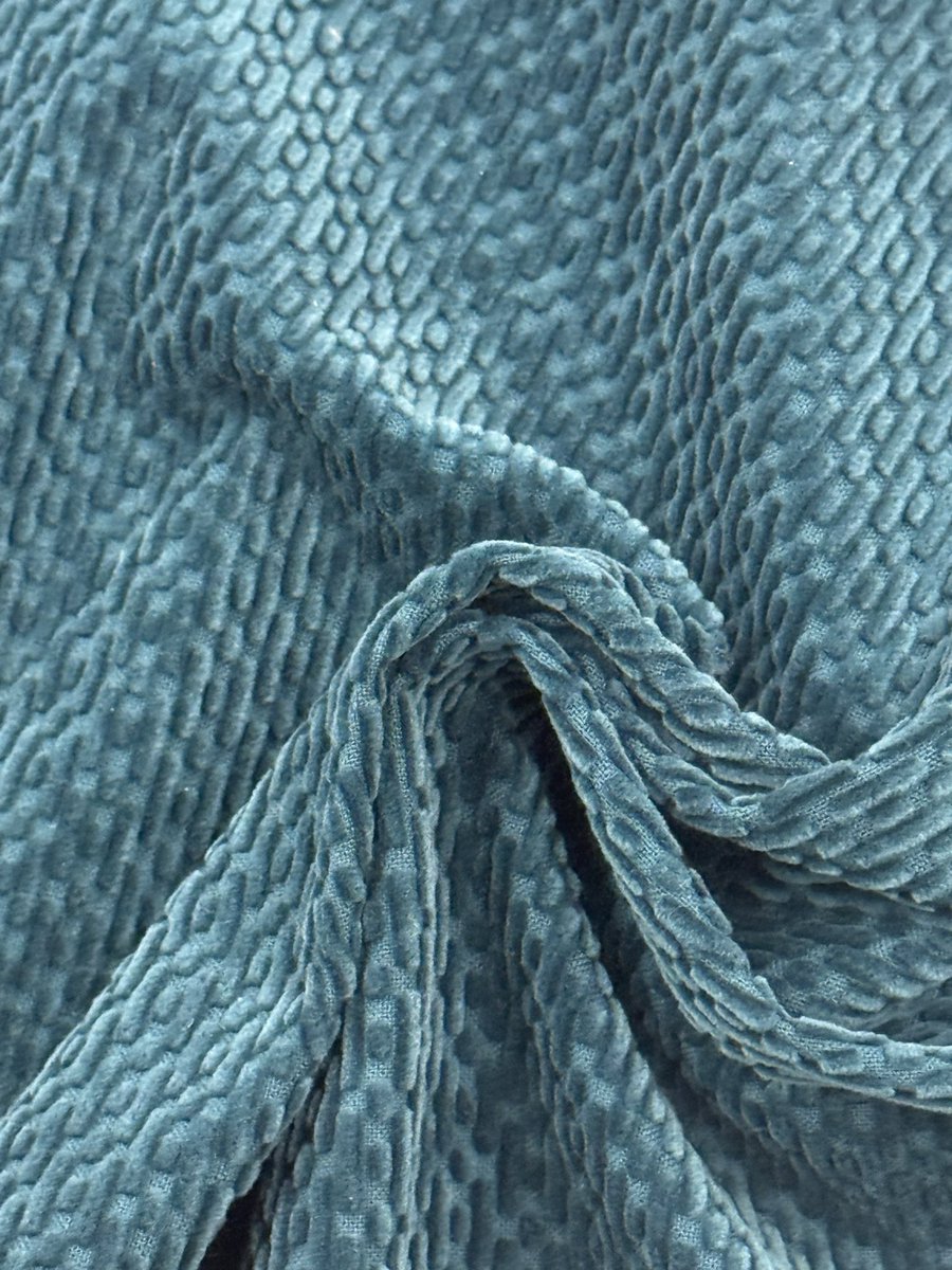 本当に、国産コーデュロイが作れなくなる瀬戸際にいます。

職人の逝去、進む高齢化。技術が途絶える恐怖。
そんな逆風の中でも、私たちは前を向いています。

産地の仲間と連携し、誕生したのが『BECCOコーデュロイ』です。未来へつなぐ一歩。皆さんに、この生地の良さを知ってほしいです。