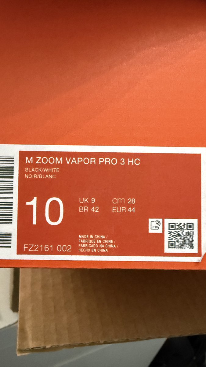 Lee_Mason_'s tweet photo. @TennisPointUK Do you think it is acceptable for a customer to place a tennis shoes order, to then receive what looks like the correct ordered size on the box, but the actual size of the shoes inside is incorrect - this has happened with my last TWO orders! 

Shocking service! https://t.co/5Ot5MSuwPz