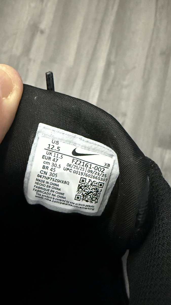 Lee_Mason_'s tweet photo. @TennisPointUK Do you think it is acceptable for a customer to place a tennis shoes order, to then receive what looks like the correct ordered size on the box, but the actual size of the shoes inside is incorrect - this has happened with my last TWO orders! 

Shocking service! https://t.co/5Ot5MSuwPz