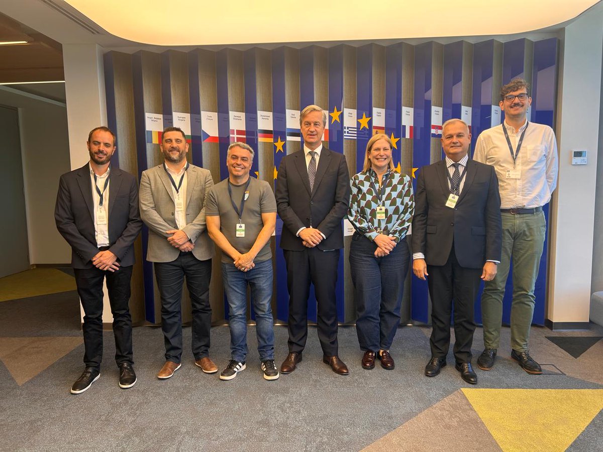 Por su ubicación estratégica, producción con alto valor agregado, escala y estándares de calidad, #SantaFe tiene todo para liderar la inserción argentina en el mercado europeo. 
En la reunión con el embajador ante la UE, Erik Høeg, y junto a los diputados nacionales Pablo Farías,