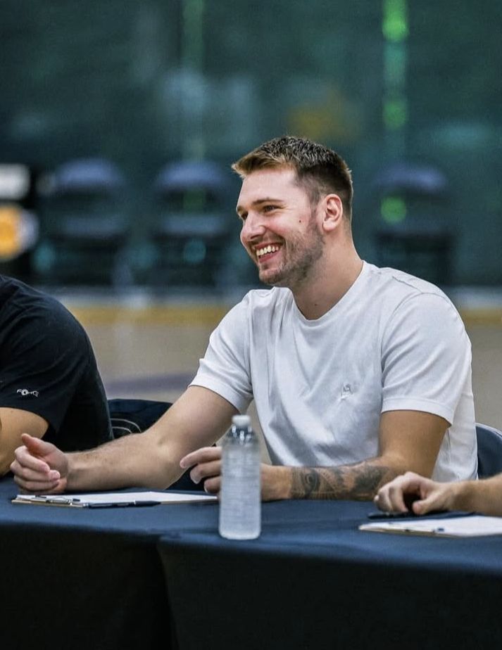 lukalexicon's tweet photo. day 1 of posting a pic of luka until he hits another half court shot in a game
#hotplayer https://t.co/1leoykEyEX