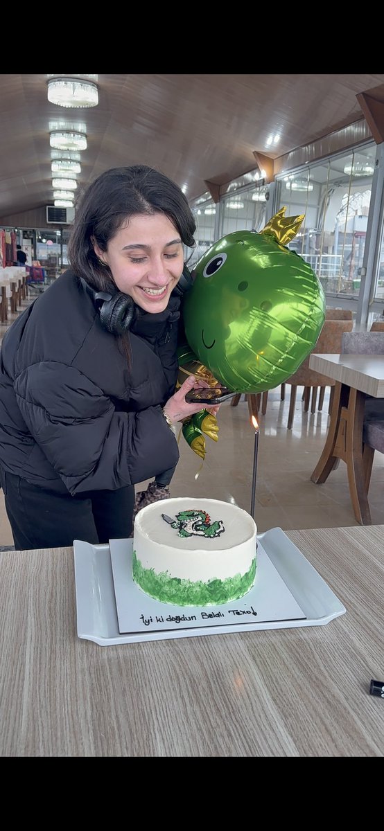 texinyrtn's tweet photo. Ben, dinozorlu pastam ve dinazorlu balonumla 13. Yaş günümü kutladık… 🥹💖🧿 https://t.co/6FpyaTb0fE