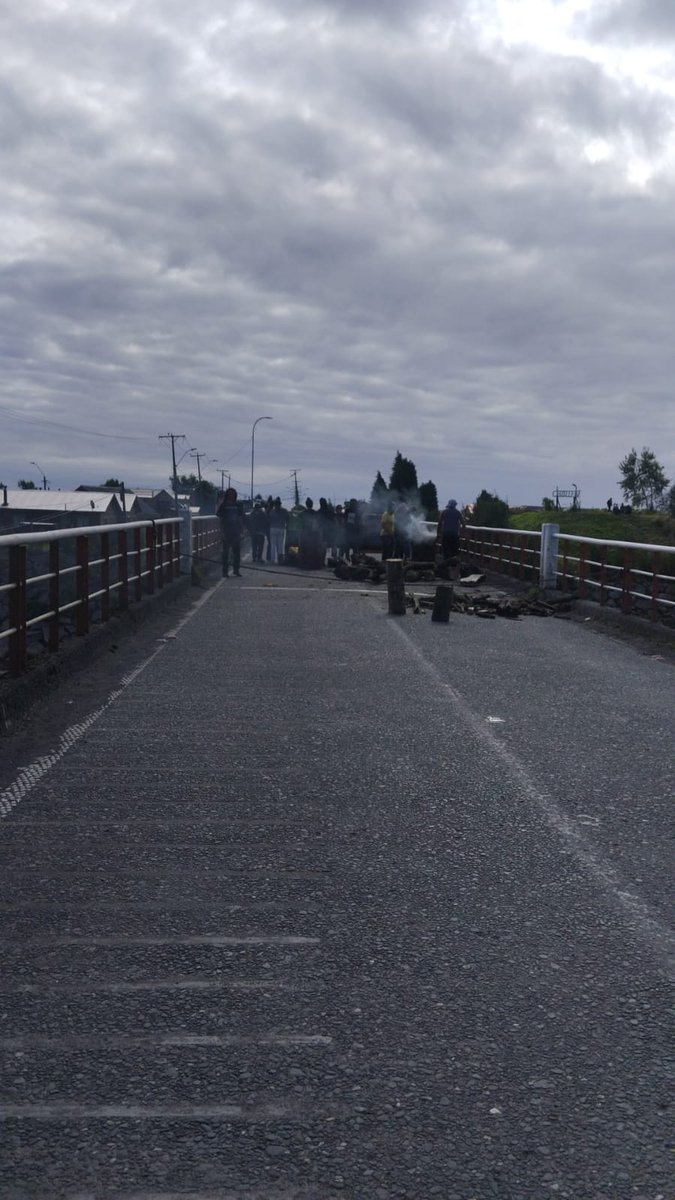 A esta hora se realiza corte total de carretera austral <a href="/GobiernodeChile/">Gobierno de Chile</a> <a href="/GabrielBoric/">Gabriel Boric Font</a> <a href="/Minvu/">MINVU - Chile</a> #Chaitén se alza por viviendas a 17 años de la erupción. <a href="/24HorasTVN/">24 Horas</a> <a href="/meganoticiascl/">Meganoticias</a> <a href="/chvnoticias/">CHV Noticias</a> <a href="/biobio/">BioBioChile</a> <a href="/adnradiochile/">Radio ADN</a>