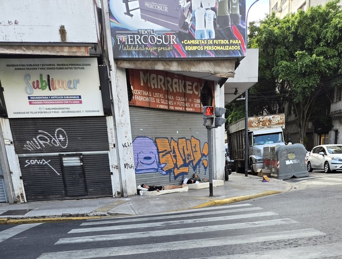 Hoy los Fisuras importados de la Provincia de Buenos Aires que están en Tucumán y Azcuenaga seguian ahí.
Cuando se despiertan molestan y se agarran con los otros Fisuras de junin y Tucumán. 
#VecinosHartos
<a href="/VecinosCon5633/">Somos CABA</a>  <a href="/gcba/">Buenos Aires Ciudad</a>