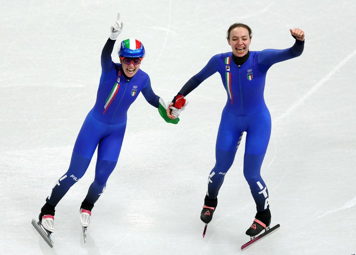 ItaliaTeam_it's tweet photo. ✨ CREDETE SEMPRE NEI SOGNI ✨

Elisa Confortola e Chiara Betti non avevano mai partecipato prima ai Giochi.
E al loro debutto olimpico si mettono già al collo un oro nella staffetta mista e un argento in quella femminile. 😍

Iniziare con il pattino giusto: ✅⛸️

#ItaliaTeam #MilanoCortina2026 @fisg_it @milanocortina26