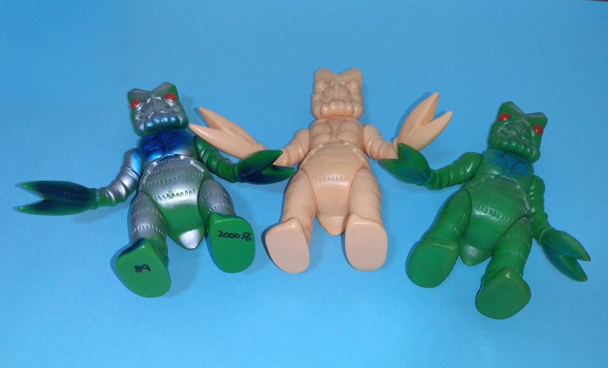 足裏にはマルサンの刻印があります。左端の友の会復刻版はマジックで