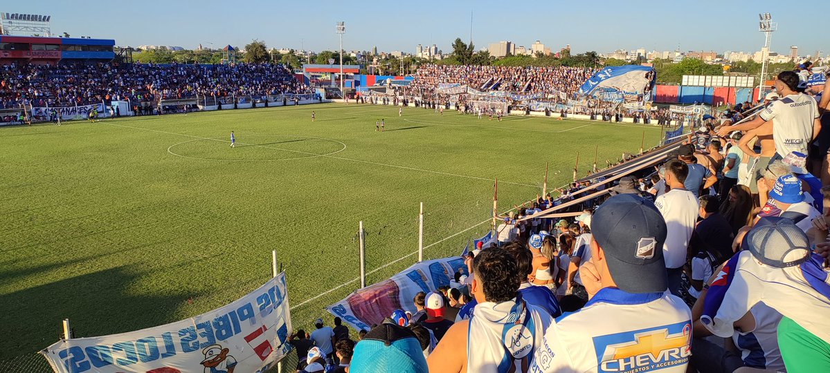 A veces veo estas fotos, pienso y me digo a mi mismo...
Porque no ponemos el 5 de Noviembre como el Dia Internacional del Hincha de Juventud Antoniana? 
🤔🤔🤔