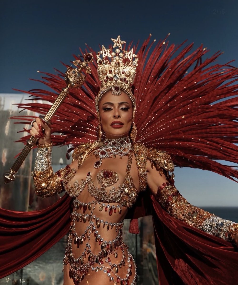 DanPimpao's tweet photo. Além de toda a competência e exuberância da VIRADOURO, o pé quente de Juliana Paes que voltou pra escola após 17 anos pra ser campeã. https://t.co/BLldy2kaLg