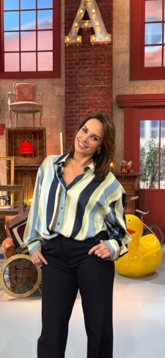 chemsier's tweet image. Julia Vignali  - Février 2026

La sublime @juliavignali pour l'émission #affaireconclue 
Très belle présentatrice !
😍

#chemisier #blouse #satin #soie