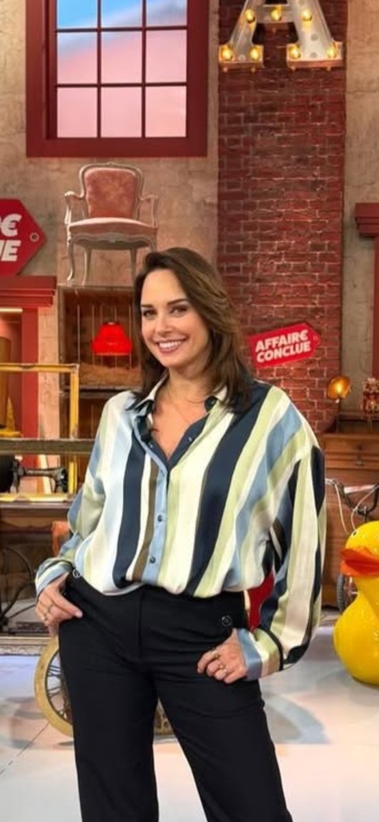 chemsier's tweet image. Julia Vignali  - Février 2026

La sublime @juliavignali pour l'émission #affaireconclue 
Très belle présentatrice !
😍

#chemisier #blouse #satin #soie