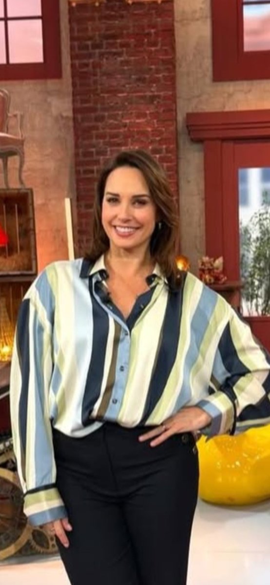 chemsier's tweet image. Julia Vignali  - Février 2026

La sublime @juliavignali pour l'émission #affaireconclue 
Très belle présentatrice !
😍

#chemisier #blouse #satin #soie