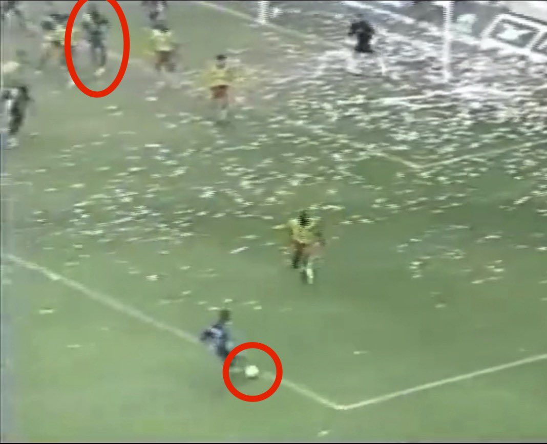 ilustradasCSE's tweet photo. Nunca hubo off side en el gol de Poroso.
Ahí se aprecia a Poroso y el defensa oriental más cercano a él y a la línea de los 5.50. 
Adjunto capturas y video. 
Las capturas son de cuando “Mellizo” va a golpear el balón para centrar. 
GOL LEGÍTIMO. https://t.co/Cqw7U7Tob1