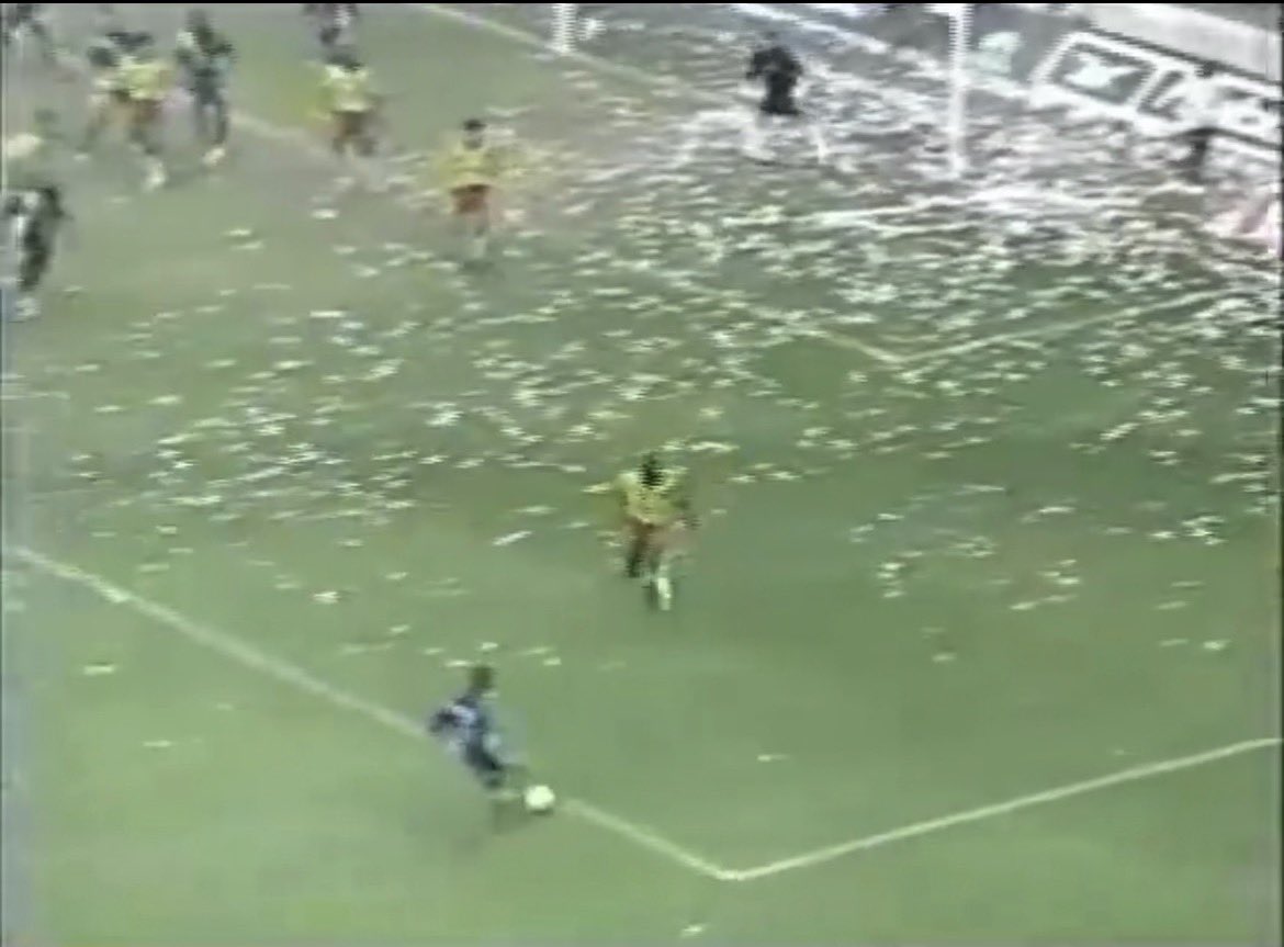 ilustradasCSE's tweet photo. Nunca hubo off side en el gol de Poroso.
Ahí se aprecia a Poroso y el defensa oriental más cercano a él y a la línea de los 5.50. 
Adjunto capturas y video. 
Las capturas son de cuando “Mellizo” va a golpear el balón para centrar. 
GOL LEGÍTIMO. https://t.co/Cqw7U7Tob1