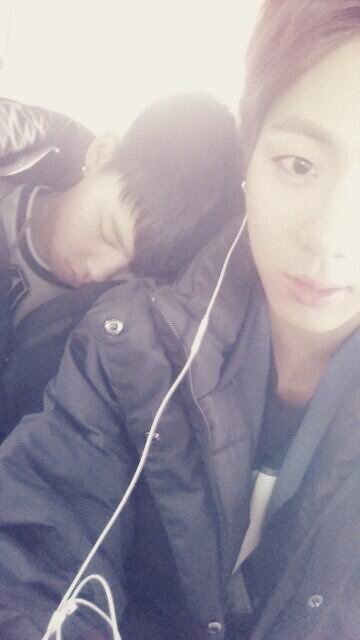 kuroforsjk's tweet image. 2013 | 2014

seokjin tweeting a pic of jimin sleeping on his shoulder