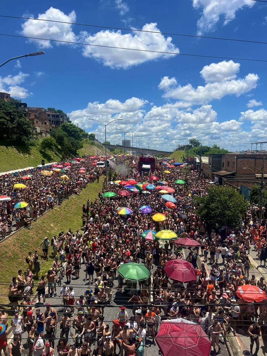 pelo 4° ano mais um carnaval de BH sem ver chuva, roubo, arrastão, policial espancando e sendo acolhido por vários mineiros, inclusive um Uber contado que expulsou um cara do carro dele pq foi homofóbico
sempre tem o que melhorar, mas pra mim isso já é um carnaval PFTO ❤️
BH obg!