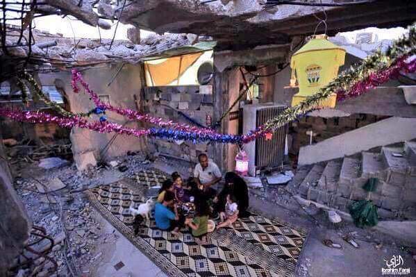 "Yâ Rab, şu muazzam Ramazan hürmetine,
Kaldır aradan vahdete hâil ne ise;
Yâ Rab, şu asırlarca süren tefrikadan,
Artık ezilip düşmesin ümmet ye'se.
Mâdâm ki verdin bize bir rûh-i nevîn...
Yâ Rab, daha bir nefha-i te'yîd insin!"
#Ramazan