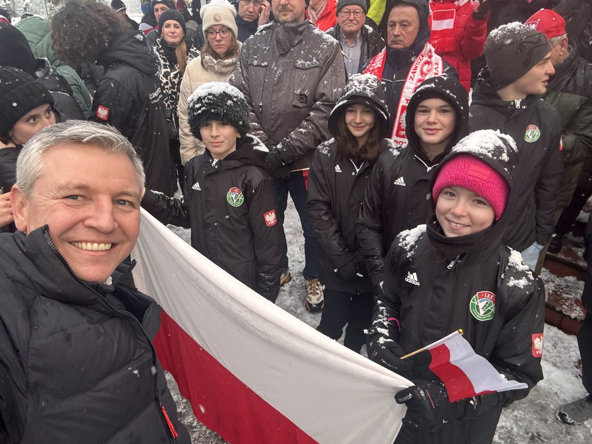 DrabekBB's tweet photo. Witamy Mistrzu w domu! 🇵🇱✌️
Piękny wieczór z Mistrzem Kacprem Tomasiakiem i huczne przywitanie wspaniałego Olimpijczyka przez kibiców w rodzinnym Klubie LKS Klimczok Bystra! Gratulacje i życzenia sukcesów!
#Bystra #Wilkowice #PowiatBielski #Sport #Olimpiada #KacperTomasiak #PosełDrabek 🇵🇱