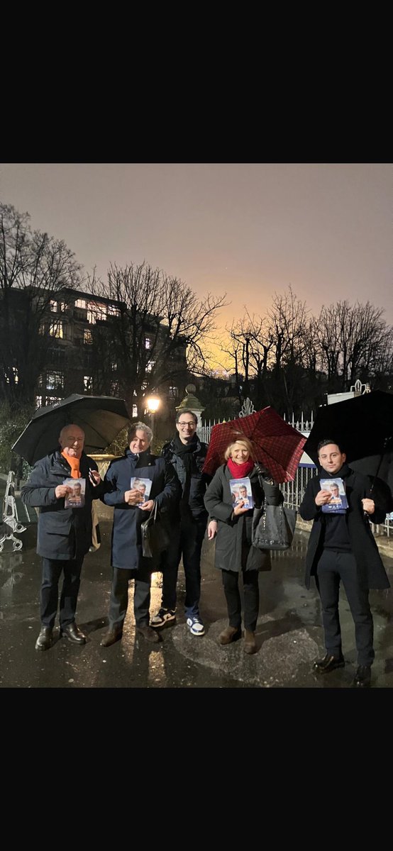 FranckAlem's tweet image. Tractage pluvieux, tractage heureux !
Notre force de convictions reste intacte pour promouvoir notre #projet pour #Paris @datirachida et pour #Paris16 @Jeremy_Redler 
Un choix gagnant pour l’#alternance dès le 1er Tour.