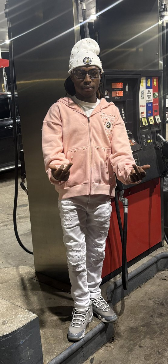 414Bank's tweet photo. Niggas talknn bout show sum love 🤔🤨🖕🏾betta find a trap 🏚️ and hug it 🫂🏧 #DTG #FULLUMINATI https://t.co/mr4s8Zrh2n
