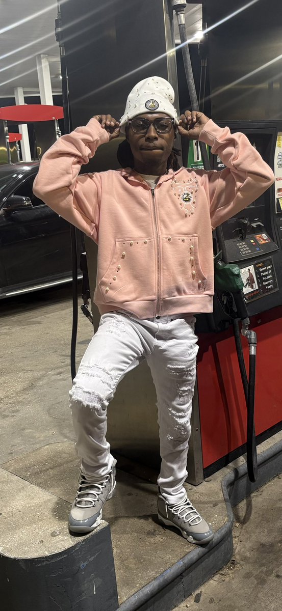 414Bank's tweet photo. Niggas talknn bout show sum love 🤔🤨🖕🏾betta find a trap 🏚️ and hug it 🫂🏧 #DTG #FULLUMINATI https://t.co/mr4s8Zrh2n