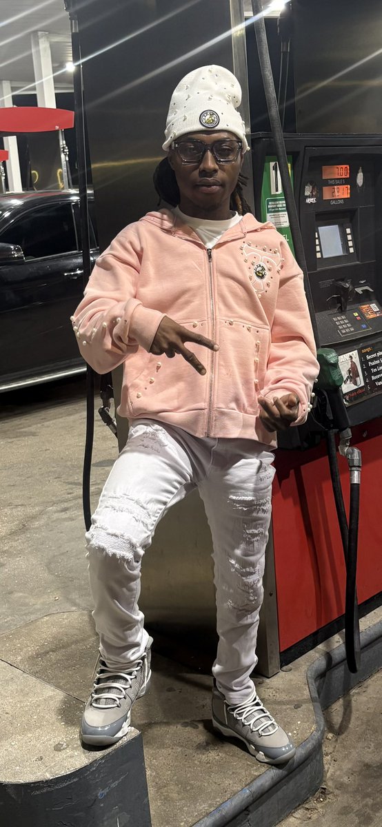 414Bank's tweet photo. Niggas talknn bout show sum love 🤔🤨🖕🏾betta find a trap 🏚️ and hug it 🫂🏧 #DTG #FULLUMINATI https://t.co/mr4s8Zrh2n