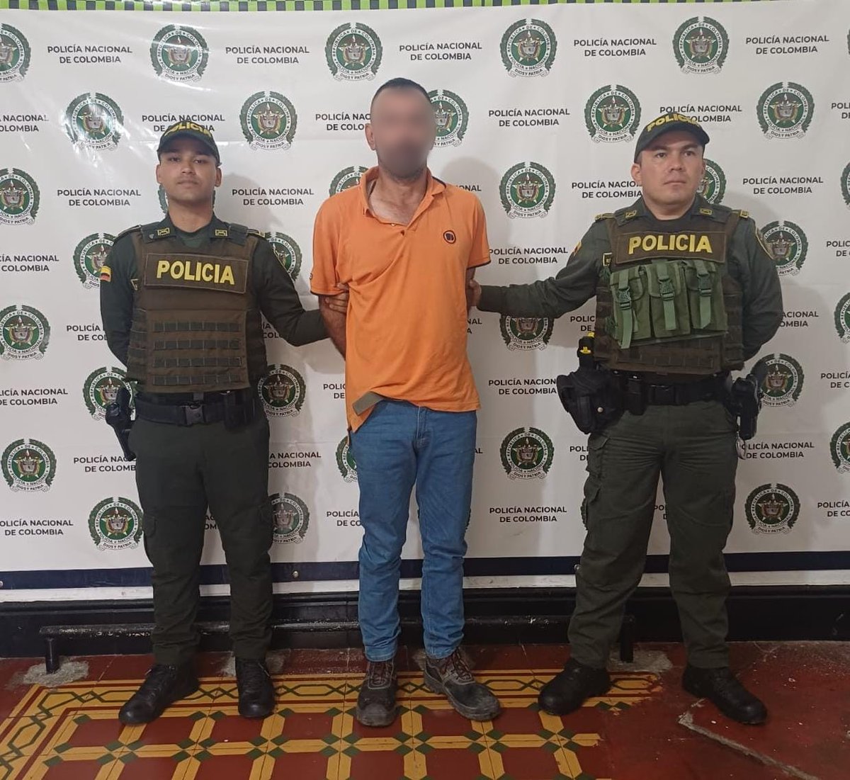 En #Teruel, fue capturado un hombre en aparente estado de alicoramiento por el delito de violencia intrafamiliar, tras ser sorprendido en flagrancia agrediendo a su compañera sentimental.

#HuilaMásSeguro