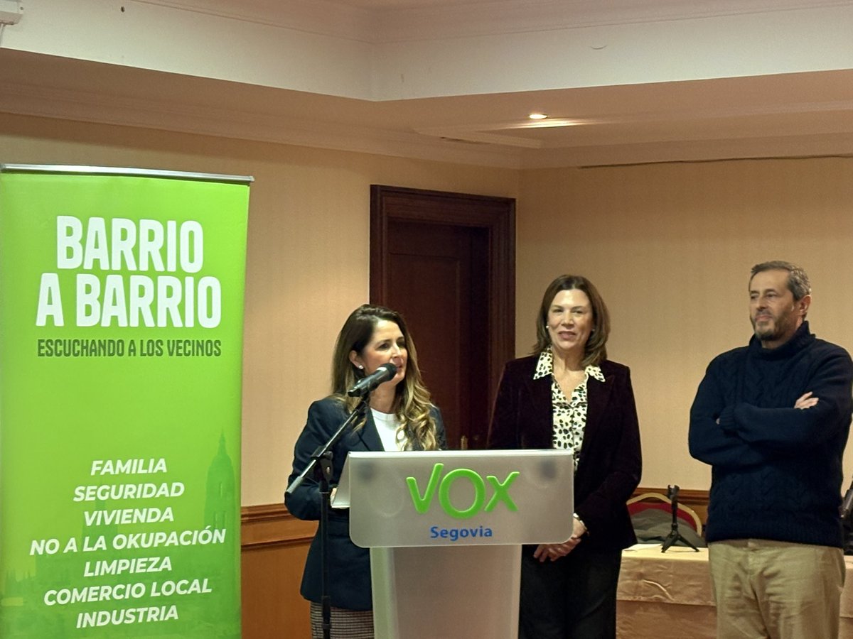 VOXSegciudad's tweet photo. Hoy hemos presentado el plan de barrios que ha elaborado el GM de VOX con la colaboración de las Asociaciones de vecinos.

Un plan integral que recoge las necesidades reales de los barrios de Segovia, tras años de inacción por parte de los gobiernos del PSOE y del PP. https://t.co/ZhIpCMHTlG