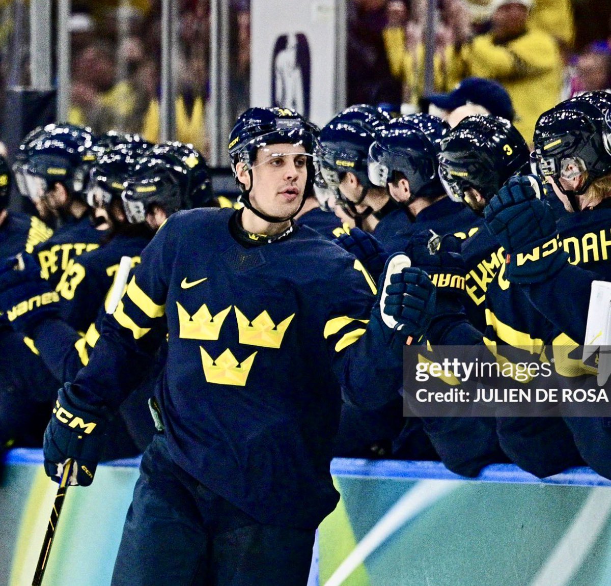 MNTwinsZealot's tweet photo. You have to admire Sweden, they roll with the same sweater every time. #Threecrowns https://t.co/UbKxrrfXTR