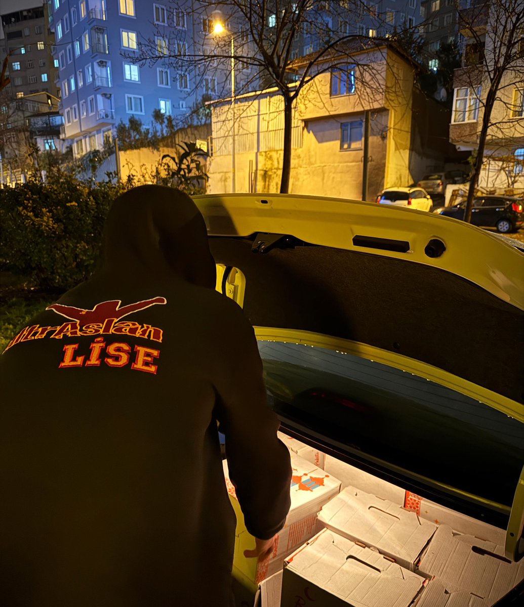 Çağatay Hız abimizin mahallesindeki ihtiyaç sahiplerine ramazan kolilerini ulaştırdık. Allah herkesin hayrını kabul etsin. 

Hayırlı Ramazanlar.

📍Beyoğlu