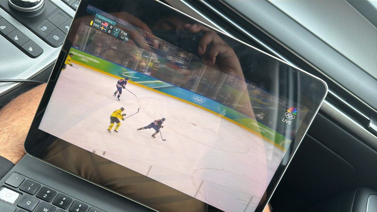 suarez9802's tweet photo. When the final leg of your parlay rests on hockey 🤣🤣🤣 https://t.co/8eBJnNmm5L