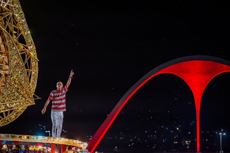 brenolaerte's tweet photo. A Unidos do Viradouro foi campeã homenageando Mestre Ciça em vida e isso é gigante. Num país que adora aplaudir só depois que vira saudade, ver alguém sentir o próprio reconhecimento é quase revolucionário.

Que a gente aprenda a celebrar nossos mestres antes do cortejo final. https://t.co/sxRSNo7tM9