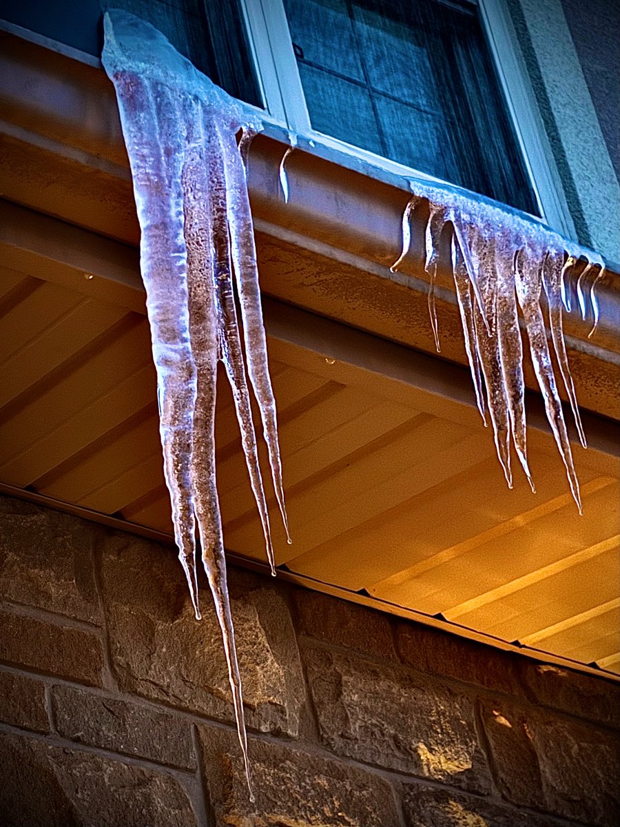 VijayEllaurie's tweet image. Happy Wednesday 🕊️It’s that kind of day 🇨🇦 #icicles ☺️ Stay warm