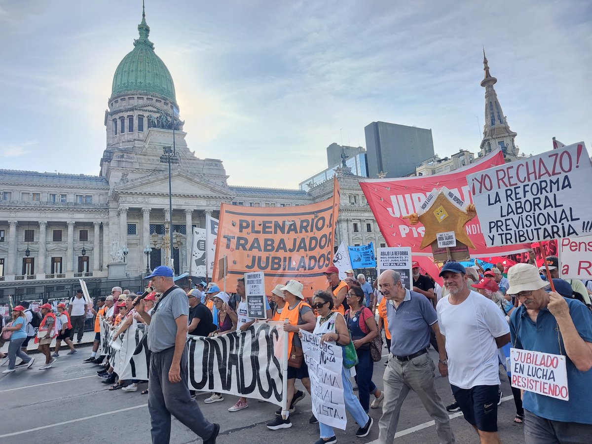Ahora. En la ronda de los jubilados se canta: "Fate, escuchar tu lucha es nuestra lucha"