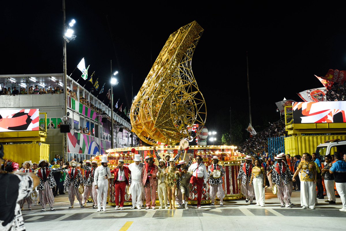 SofascoreBR's tweet photo. 🔎 Viradouro é campeã do Carnaval 2026! 🇧🇷🏆

⬆️ Comissão de Frente 10 (!)
🥁 Bateria 10 (!)
🚩 Mestre-sala e Porta-bandeira 10 (!)
🎠 Alegorias e adereços 10 (!)
🗣️ Harmonia 10 (!)
🎭 Fantasias 10 (!)
✍️ Enredo 10 (!)
⏰ Evolução 10 (!)
🎵 Samba-enredo 10 (!)
💯 Nota Sofascore 10 (!)
