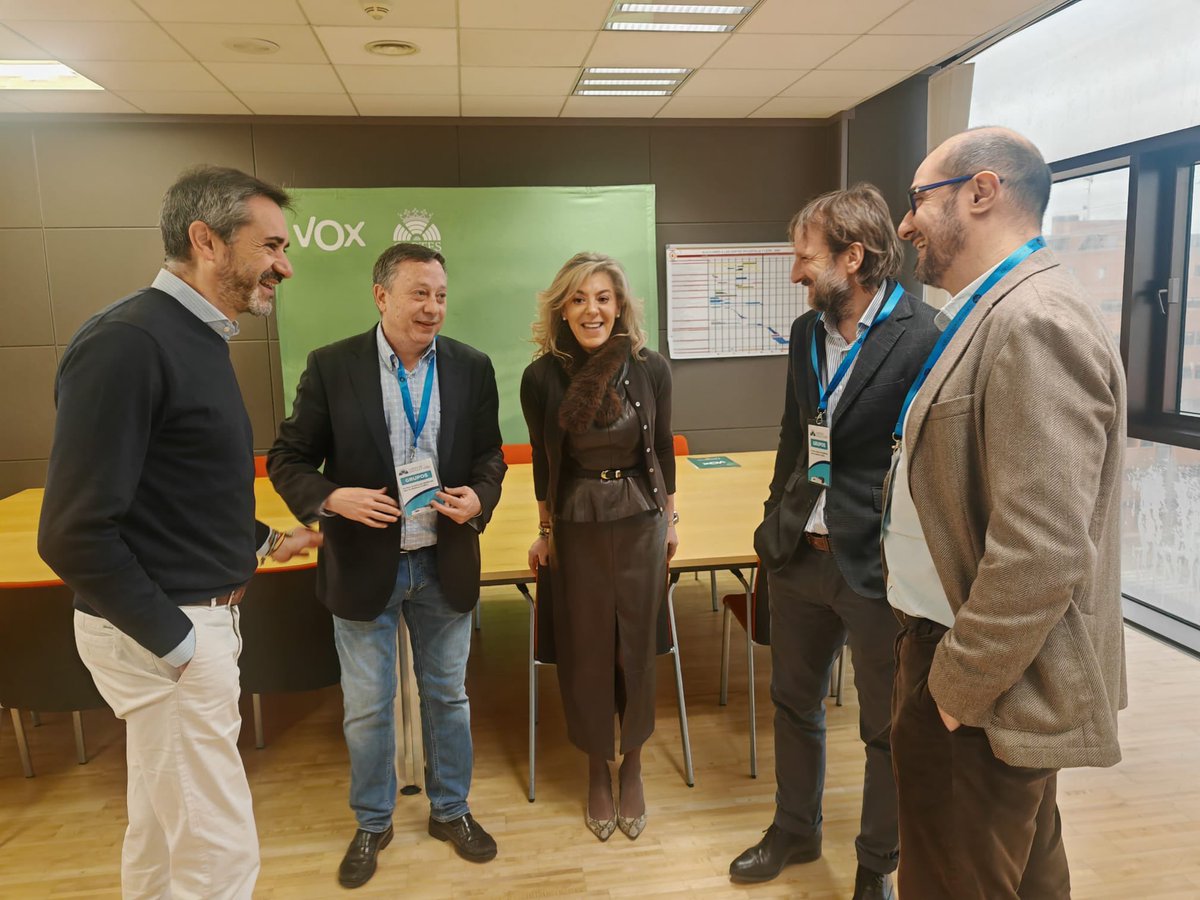 Hoy <a href="/davhierro/">David Hierro</a> y <a href="/SilviaGuil0804/">Silvia Guilarte</a> se han reunido con La Confederación Empresarial Regional de Comercio de Castilla y León (<a href="/CONFERCOCyL/">CONFERCO</a>).

Ya han sido varias reuniones durante esta legislatura las que hemos mantenido con los representantes de un sector fundamental para la economía