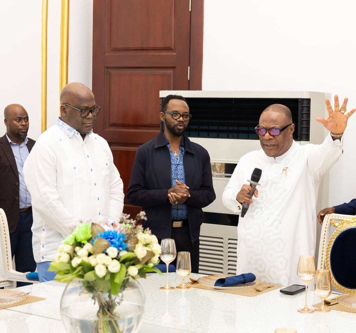 peroluwara1's tweet image. Quand le guignole s'installe au palais, il ne devient pas roi mais transforme plutôt le palais au cirque. C'est exactement ce qui se passe depuis que F. Tshisekedi est à la tête du pays. Après un séjour raté à #Addis_Abeba au sommet de l'#UA, F. Tshisekedi a fait escale à #Accra