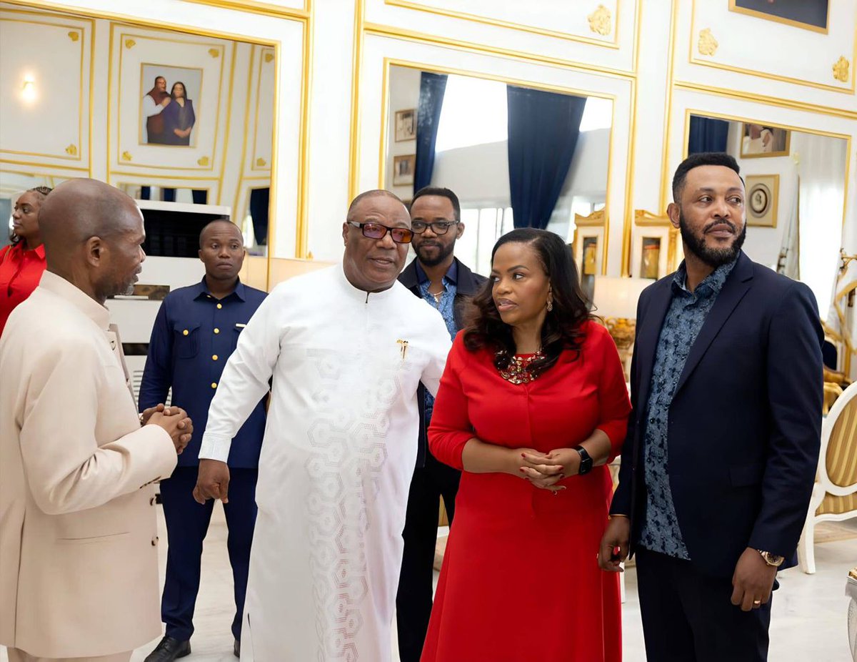 peroluwara1's tweet image. Quand le guignole s'installe au palais, il ne devient pas roi mais transforme plutôt le palais au cirque. C'est exactement ce qui se passe depuis que F. Tshisekedi est à la tête du pays. Après un séjour raté à #Addis_Abeba au sommet de l'#UA, F. Tshisekedi a fait escale à #Accra