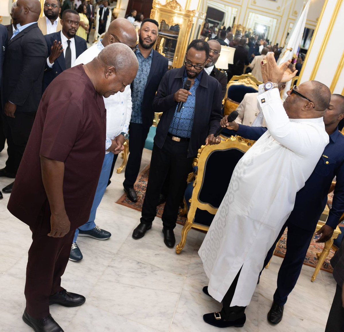 peroluwara1's tweet image. Quand le guignole s'installe au palais, il ne devient pas roi mais transforme plutôt le palais au cirque. C'est exactement ce qui se passe depuis que F. Tshisekedi est à la tête du pays. Après un séjour raté à #Addis_Abeba au sommet de l'#UA, F. Tshisekedi a fait escale à #Accra