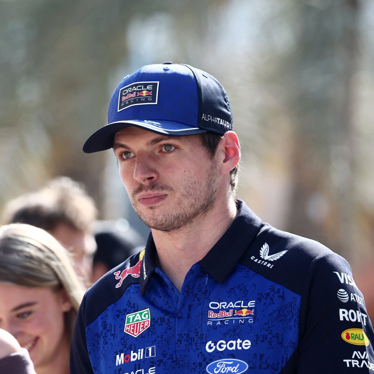 Max Verstappen: "Kırmızı halı olan bir galada bulunmak isteyen tarzda biri değilim. Öyle biri değilim. Davet edilen ünlü insanlarla takılmak istemiyorum. Hepimiz aynı tuvalete s*çarken oraya takım elbiseyle gidip önemli biriymiş gibi davranmak istemiyorum."