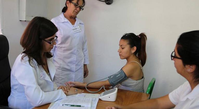 🇨🇺 En medio del actual escenario, la Atención Primaria de #Salud sigue siendo el pilar esencial de nuestro sistema sanitario.
Nuestros médicos y personal de enfermería en las comunidades tiene cada vez un papel más determinante en la atención a las familias.
#LaHabanaEsSalud