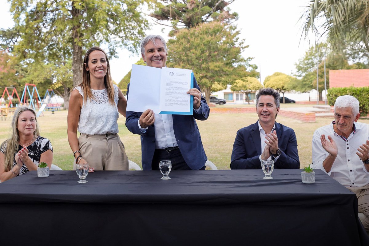 MartinLlaryora's tweet photo. De norte a sur, de este a oeste, en #Córdoba seguimos impulsando obras que generan progreso para nuestras comunidades. 

Hace unos días recorrí las localidades de Colonia Italiana y Capitán General Bernardo O’Higgins, en el departamento #MarcosJuárez, reafirmando nuestro compromiso con un federalismo que garantice más infraestructura, servicios y oportunidades en cada rincón de la provincia.

En #ColoniaItaliana celebramos el 130° aniversario de la localidad, un acontecimiento que refleja su historia, el esfuerzo y el compromiso de sus vecinos.

Allí dejamos habilitada la tercera etapa de la red de gas natural, una obra clave que mejora la calidad de vida de las familias y potencia el desarrollo local. Además, anuncié una nueva inversión para ampliar el servicio y avanzar con una etapa más del #GasNatural, con el objetivo de que llegue a toda la comunidad.

También comprometimos fondos para fortalecer el sistema de agua potable, poner en valor la plaza y avanzar en las gestiones para que la Empresa Provincial de Energía de Córdoba (EPEC) asuma el servicio eléctrico, garantizando mayor previsibilidad y calidad para los usuarios.

#HacerParaCrecer
